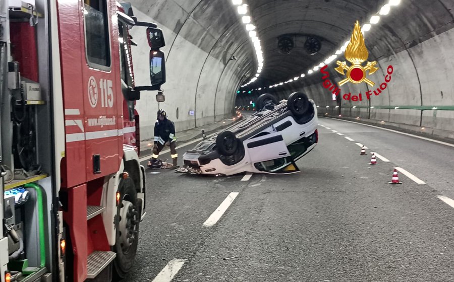 L'auto ribaltata in galleria
