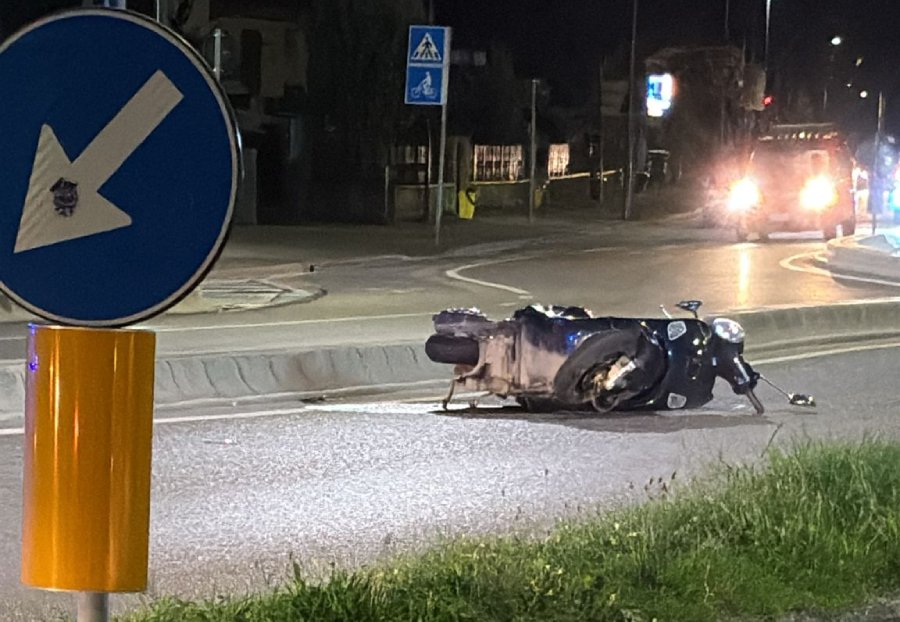 Lo scooter rimasto a terra dopo lo scontro
