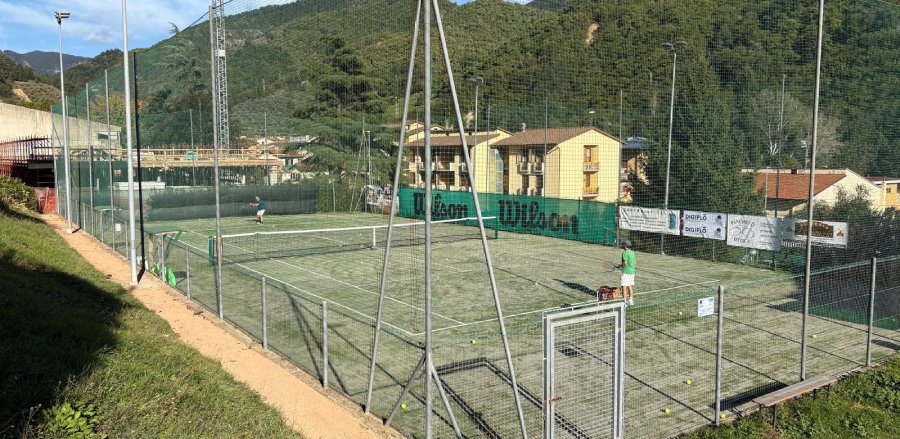 Il campo da tennis rinnovato a Ronta