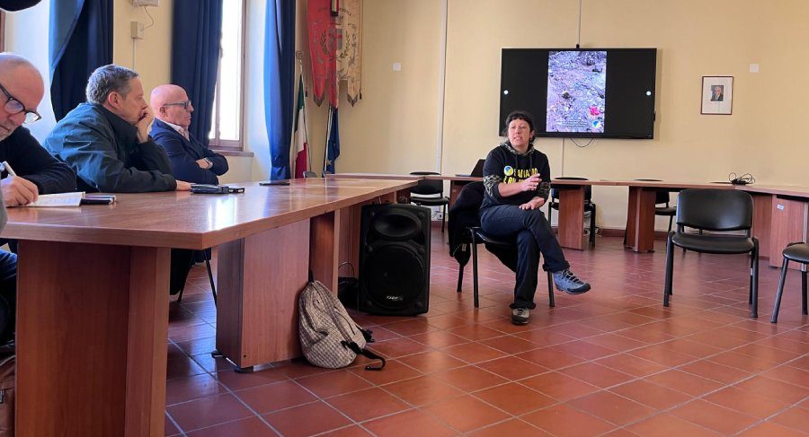 A sinistra in secondo piano i sindaci Buti e Bottino, a destra Eva Psquarella