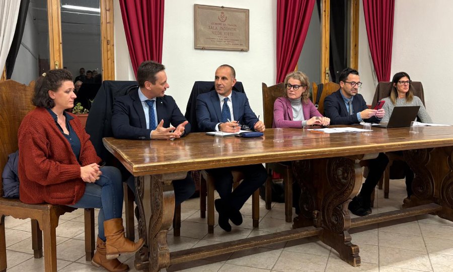 I relatori. Da sinistra l'assessore all'ambiente del Comune di Vaglia Stefania Lombardo, l'ingegner Rafanelli, l'assessore regionale Davide Barontini, il sindaco Silvia Catani, il colonnello Nino Tarantino e l'ingegnere Anna Santello