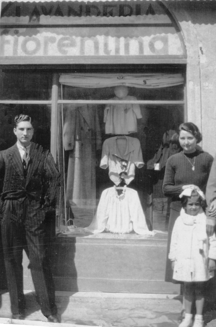 Davanti al negozio di Borgo San Lorenzo