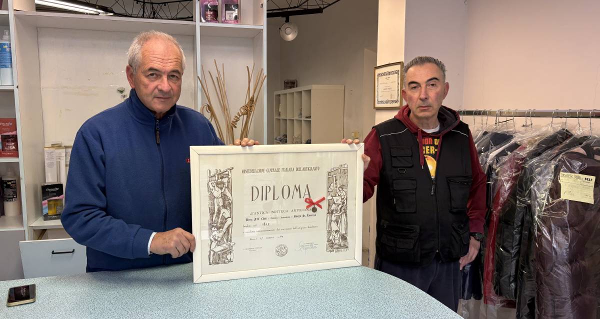 I due attuali titolari con il diploma di antica bottega artigiana