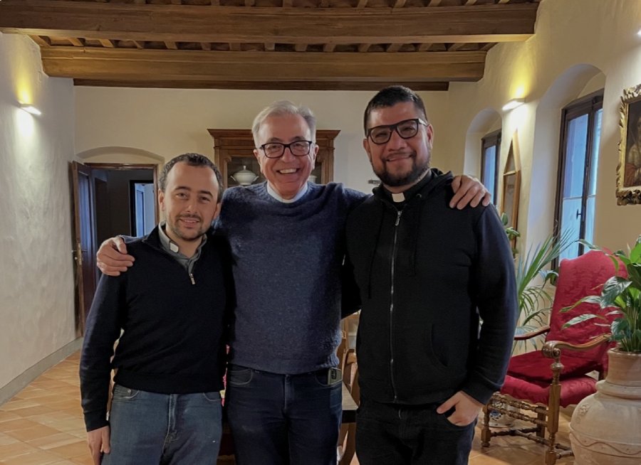 Da sinistra don Francesco Alpi, don Luciano Marchetti e don Cristhian Quintana