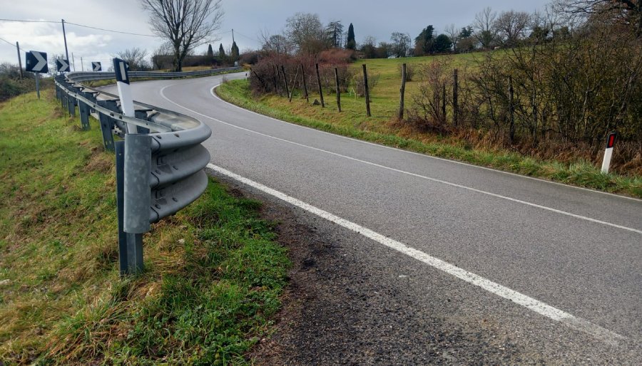 La strada in prossimità della fermata, motivo per il quale è stato realizzato lo slargo