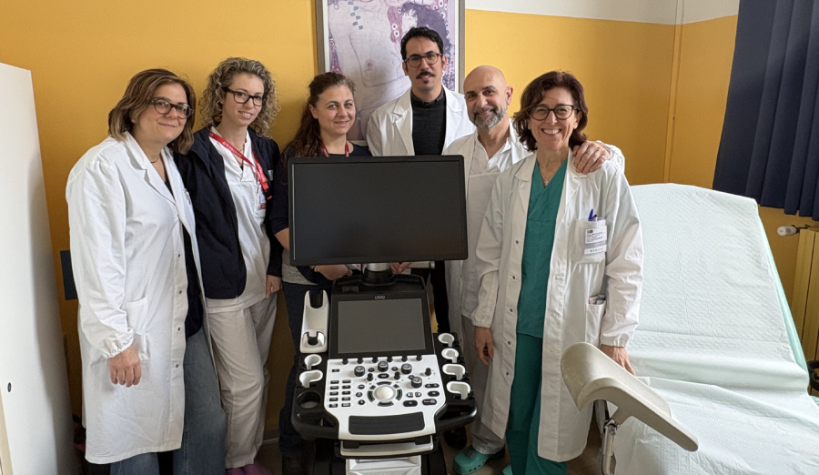 Alcuni rappresentati dello staff medico dell'ospedale con il nuovo ecografo