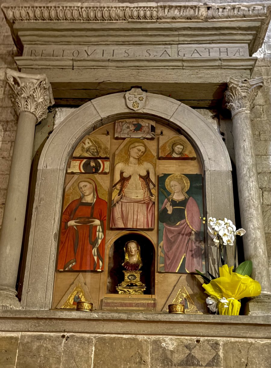 L'altare con la reliquia di Sant'Agata