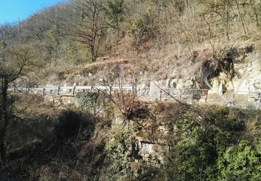 La strada per Pescina e il tratto interessato dalla frana