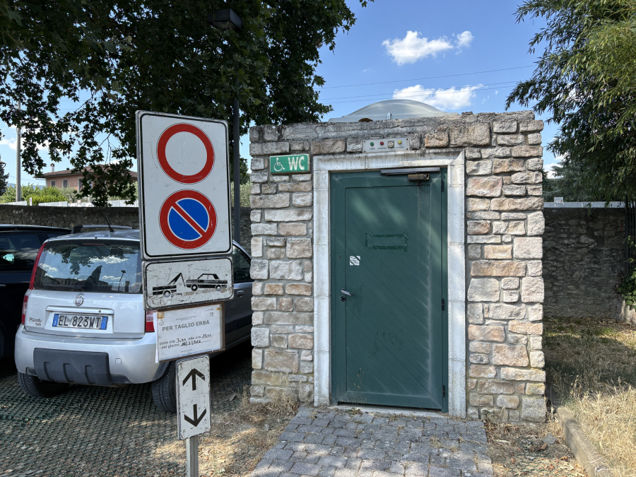 Il bagno chiuso vicino all'area di via Boccacccio