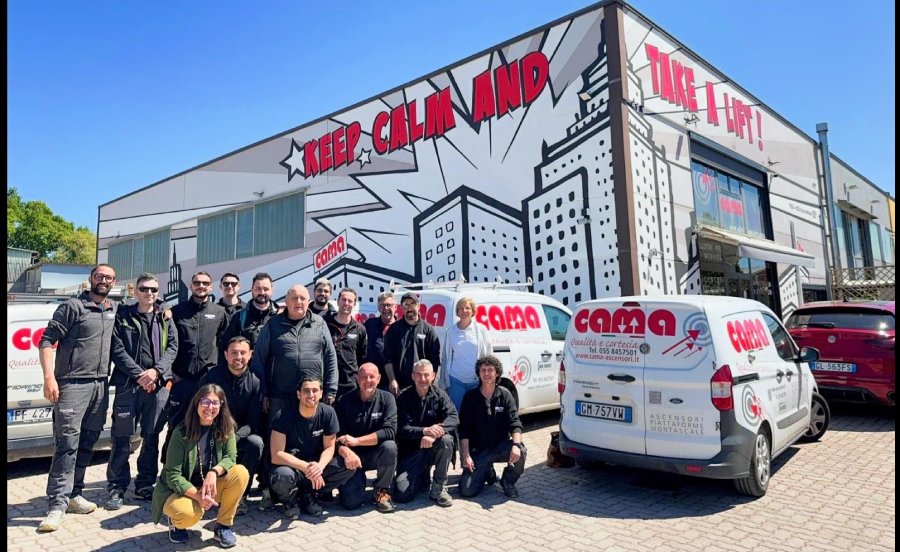 La squadra Cama davanti alla sede di Borgo San Lorenzo
