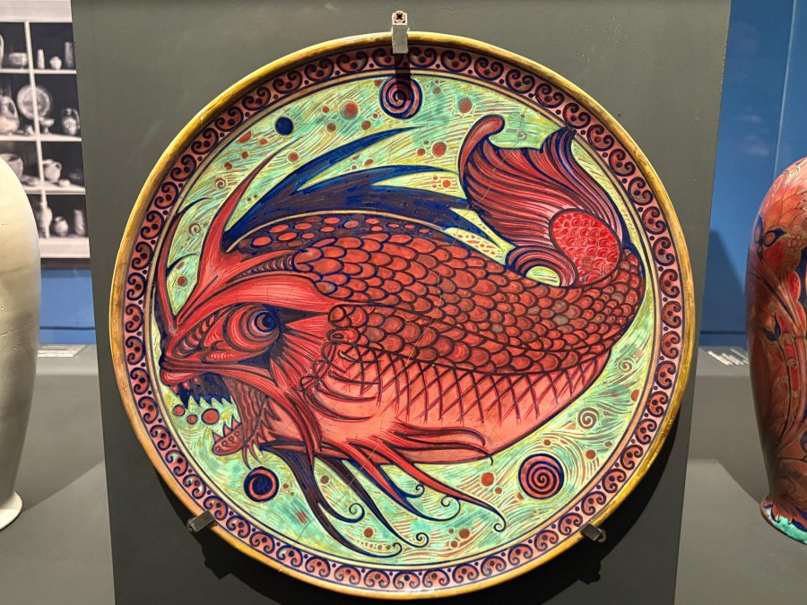 Piatto ornamentale con pesce. Maiolica policroma a lustro. Fornaci San Lorenzo