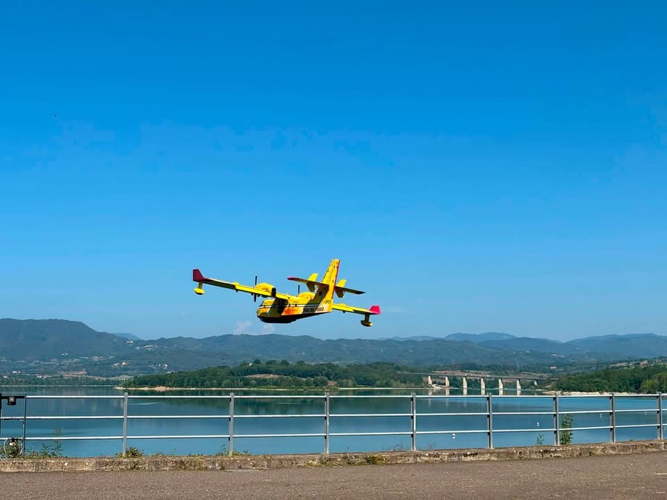 Le operazioni di rifornimento di acqua del canadair nei giorni scorsi a Bilancino