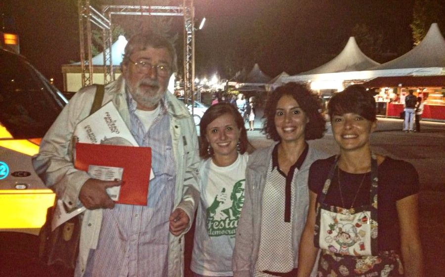 Francesco Guccini, a sinistra, con Sara Di Maio, ultima a destra