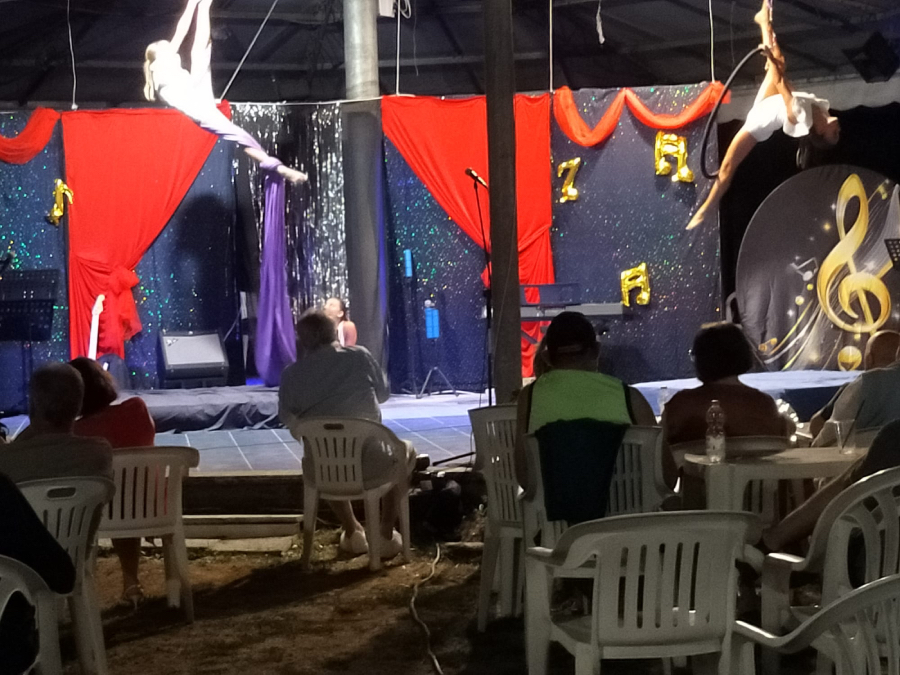 Un momento di Canta Marradi, con le giovani acrobate
