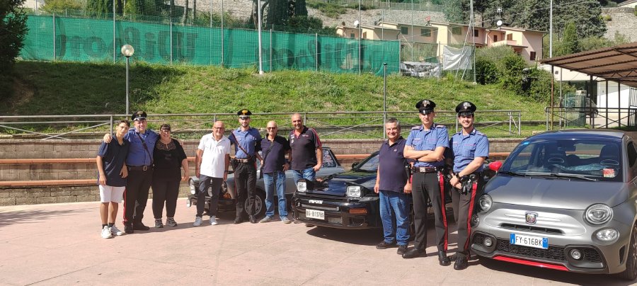 Un momento dell'iniziativa, nel giardino della pro loco, con l'esposizione di alcune auto