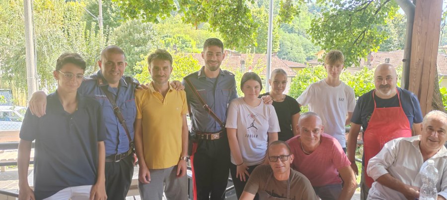 Al centro il Maresciallo Enzo Radano, nuovo Comandante della Stazione Carabinieri di Ronta, tra il personale della pro loco e alcuni cittadini