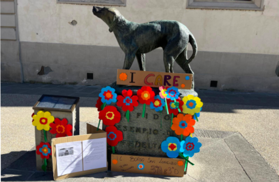 L'omaggio dei ragazzi della scuola alla statua di Fido