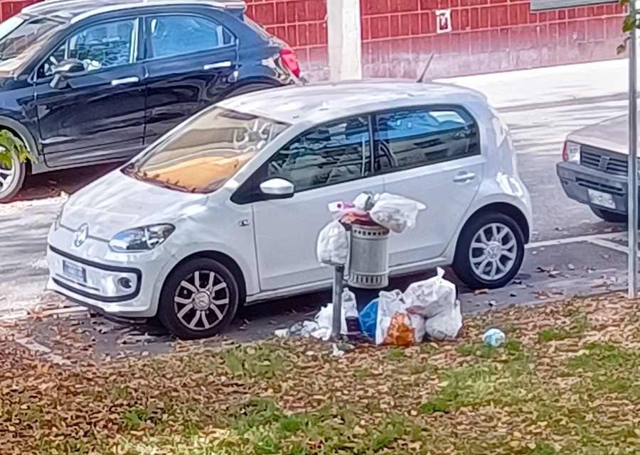 Sacchi di rifiuti abbandonati nel cestino