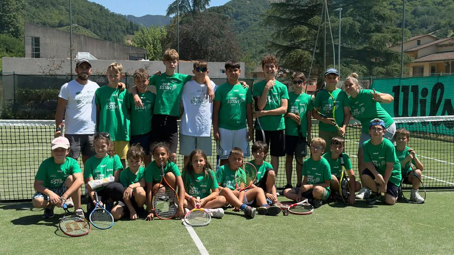 Alessio Cipriani con un gruppo di giovanissimi tennisti sul campo della pro loco di Ronta