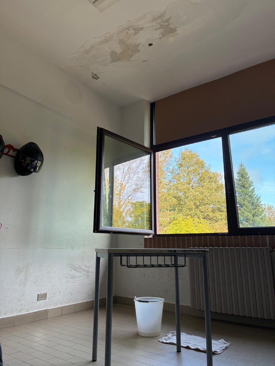 Infiltrazioni in un'aula del Giotto Ulivi. Foto che arriva dagli studenti in protesta