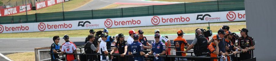 I piloti in parata lungo il tracciato mugellano