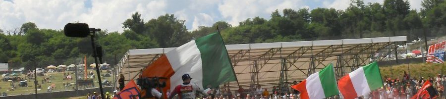 Fabio Di Giannantonio festeggia con i fan che hanno invaso la pista