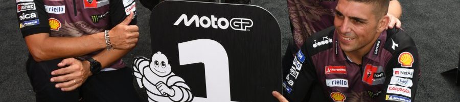 Tecnici Ducati con la moto vincitrice